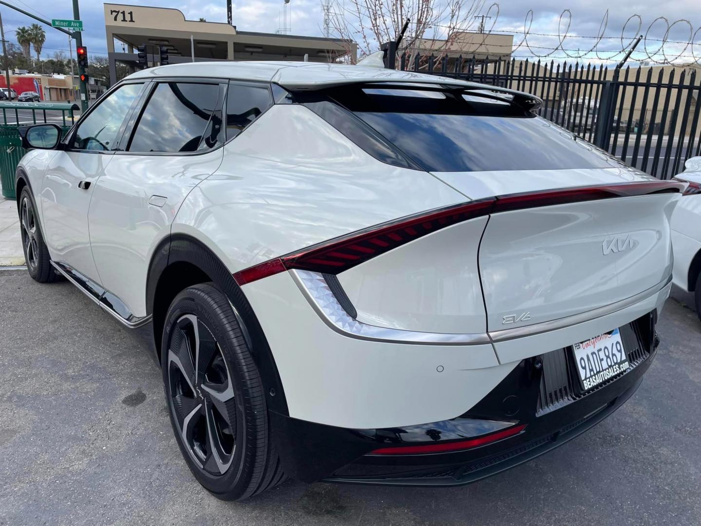 2022 GLACIER /BLACK/DEEP GREEN TWO-TONE Kia EV6 GT-Line (KNDC3DLCXN5) , located at 744 E Miner Ave, Stockton, CA, 95202, (209) 944-5770, 37.956863, -121.282082 - Photo#10